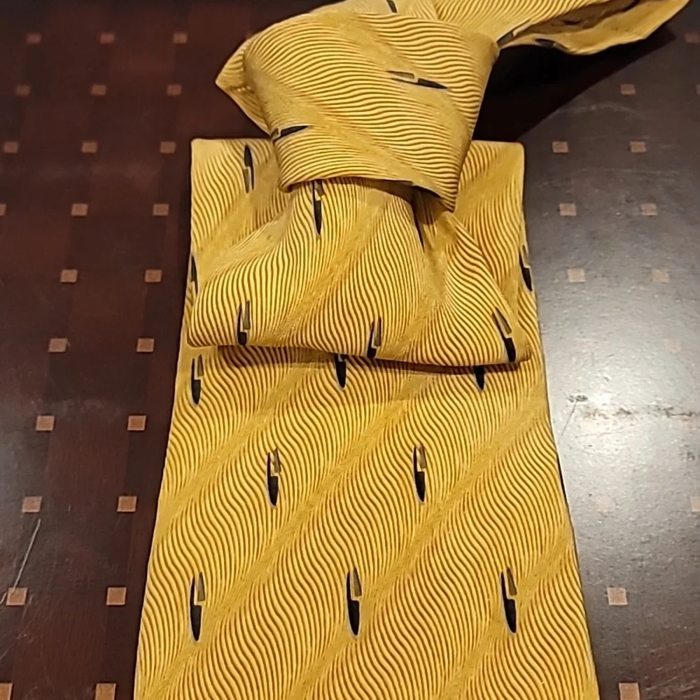 Bill Blass Black Label 100% Silk Soft Tie Gold Black 4